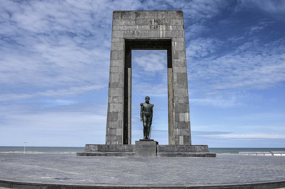 Het Leopold I-monument aan de zeedijk van De Panne